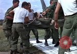 Standbild Evakuierung von Verletzten über Huey Hubschrauber Vietnam, 1965, aus Sekunde 54 historischem Filmmaterial Videoclip 65675070295
