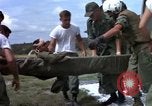 Standbild Evakuierung von Verletzten über Huey Hubschrauber Vietnam, 1965, aus Sekunde 56 historischem Filmmaterial Videoclip 65675070295