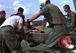 Standbild Evakuierung von Verletzten über Huey Hubschrauber Vietnam, 1965, aus Sekunde 57 historischem Filmmaterial Videoclip 65675070295