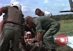 Standbild Evakuierung von Verletzten über Huey Hubschrauber Vietnam, 1965, aus Sekunde 58 historischem Filmmaterial Videoclip 65675070295