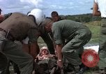 Standbild Evakuierung von Verletzten über Huey Hubschrauber Vietnam, 1965, aus Sekunde 59 historischem Filmmaterial Videoclip 65675070295