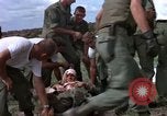 Standbild Evakuierung von Verletzten über Huey Hubschrauber Vietnam, 1965, aus Sekunde 60 historischem Filmmaterial Videoclip 65675070295