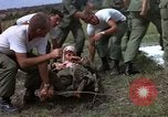 Standbild Evakuierung von Verletzten über Huey Hubschrauber Vietnam, 1965, aus Sekunde 61 historischem Filmmaterial Videoclip 65675070295