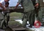 Standbild Evakuierung von Verletzten über Huey Hubschrauber Vietnam, 1965, aus Sekunde 62 historischem Filmmaterial Videoclip 65675070295