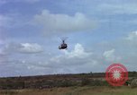 Standbild Evakuierung von Verletzten Vietnam, 1965, aus Sekunde 7 historischem Filmmaterial Videoclip 65675070296