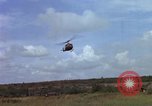 Standbild Evakuierung von Verletzten Vietnam, 1965, aus Sekunde 8 historischem Filmmaterial Videoclip 65675070296