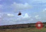 Standbild Evakuierung von Verletzten Vietnam, 1965, aus Sekunde 9 historischem Filmmaterial Videoclip 65675070296