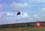 Standbild Evakuierung von Verletzten Vietnam, 1965, aus Sekunde 10 historischem Filmmaterial Videoclip 65675070296