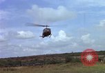 Standbild Evakuierung von Verletzten Vietnam, 1965, aus Sekunde 11 historischem Filmmaterial Videoclip 65675070296