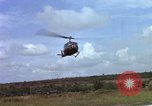 Standbild Evakuierung von Verletzten Vietnam, 1965, aus Sekunde 12 historischem Filmmaterial Videoclip 65675070296
