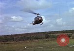 Standbild Evakuierung von Verletzten Vietnam, 1965, aus Sekunde 13 historischem Filmmaterial Videoclip 65675070296