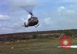 Standbild Evakuierung von Verletzten Vietnam, 1965, aus Sekunde 14 historischem Filmmaterial Videoclip 65675070296