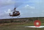 Standbild Evakuierung von Verletzten Vietnam, 1965, aus Sekunde 15 historischem Filmmaterial Videoclip 65675070296