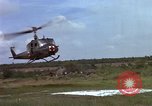 Standbild Evakuierung von Verletzten Vietnam, 1965, aus Sekunde 16 historischem Filmmaterial Videoclip 65675070296