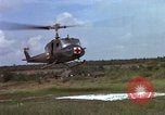 Standbild Evakuierung von Verletzten Vietnam, 1965, aus Sekunde 17 historischem Filmmaterial Videoclip 65675070296