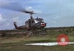 Standbild Evakuierung von Verletzten Vietnam, 1965, aus Sekunde 18 historischem Filmmaterial Videoclip 65675070296