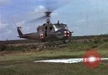 Standbild Evakuierung von Verletzten Vietnam, 1965, aus Sekunde 19 historischem Filmmaterial Videoclip 65675070296