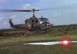 Standbild Evakuierung von Verletzten Vietnam, 1965, aus Sekunde 20 historischem Filmmaterial Videoclip 65675070296
