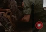 Standbild Evakuierung von Verletzten Vietnam, 1965, aus Sekunde 22 historischem Filmmaterial Videoclip 65675070296