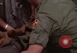 Standbild Evakuierung von Verletzten Vietnam, 1965, aus Sekunde 24 historischem Filmmaterial Videoclip 65675070296