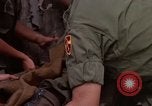 Standbild Evakuierung von Verletzten Vietnam, 1965, aus Sekunde 25 historischem Filmmaterial Videoclip 65675070296