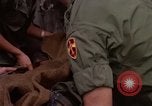 Standbild Evakuierung von Verletzten Vietnam, 1965, aus Sekunde 26 historischem Filmmaterial Videoclip 65675070296