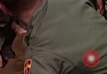 Standbild Evakuierung von Verletzten Vietnam, 1965, aus Sekunde 27 historischem Filmmaterial Videoclip 65675070296