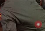 Standbild Evakuierung von Verletzten Vietnam, 1965, aus Sekunde 28 historischem Filmmaterial Videoclip 65675070296