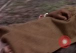 Standbild Evakuierung von Verletzten Vietnam, 1965, aus Sekunde 30 historischem Filmmaterial Videoclip 65675070296