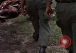 Standbild Evakuierung von Verletzten Vietnam, 1965, aus Sekunde 32 historischem Filmmaterial Videoclip 65675070296