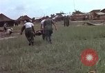 Standbild Evakuierung von Verletzten Vietnam, 1965, aus Sekunde 33 historischem Filmmaterial Videoclip 65675070296