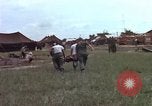 Standbild Evakuierung von Verletzten Vietnam, 1965, aus Sekunde 34 historischem Filmmaterial Videoclip 65675070296