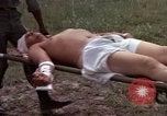 Standbild Evakuierung von Verletzten Vietnam, 1965, aus Sekunde 36 historischem Filmmaterial Videoclip 65675070296