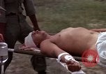 Standbild Evakuierung von Verletzten Vietnam, 1965, aus Sekunde 37 historischem Filmmaterial Videoclip 65675070296