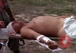 Standbild Evakuierung von Verletzten Vietnam, 1965, aus Sekunde 38 historischem Filmmaterial Videoclip 65675070296