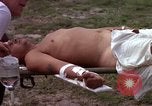 Standbild Evakuierung von Verletzten Vietnam, 1965, aus Sekunde 39 historischem Filmmaterial Videoclip 65675070296