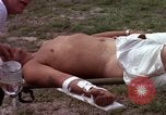 Standbild Evakuierung von Verletzten Vietnam, 1965, aus Sekunde 40 historischem Filmmaterial Videoclip 65675070296