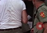 Standbild Evakuierung von Verletzten Vietnam, 1965, aus Sekunde 42 historischem Filmmaterial Videoclip 65675070296
