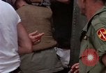 Standbild Evakuierung von Verletzten Vietnam, 1965, aus Sekunde 44 historischem Filmmaterial Videoclip 65675070296
