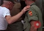 Standbild Evakuierung von Verletzten Vietnam, 1965, aus Sekunde 45 historischem Filmmaterial Videoclip 65675070296