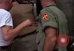 Standbild Evakuierung von Verletzten Vietnam, 1965, aus Sekunde 46 historischem Filmmaterial Videoclip 65675070296