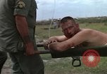 Standbild Evakuierung von Verletzten Vietnam, 1965, aus Sekunde 53 historischem Filmmaterial Videoclip 65675070296