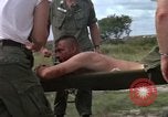 Standbild Evakuierung von Verletzten Vietnam, 1965, aus Sekunde 55 historischem Filmmaterial Videoclip 65675070296