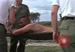 Standbild Evakuierung von Verletzten Vietnam, 1965, aus Sekunde 56 historischem Filmmaterial Videoclip 65675070296