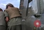 Standbild Evakuierung von Verletzten Vietnam, 1965, aus Sekunde 61 historischem Filmmaterial Videoclip 65675070296