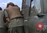 Standbild Evakuierung von Verletzten Vietnam, 1965, aus Sekunde 62 historischem Filmmaterial Videoclip 65675070296