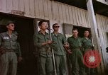 Standbild vietnamesischen Dorfbewohner Vietnam, 1965, aus Sekunde 18 historischem Filmmaterial Videoclip 65675070297