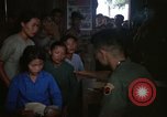 Standbild vietnamesischen Dorfbewohner Vietnam, 1965, aus Sekunde 18 historischem Filmmaterial Videoclip 65675070298