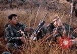 Image les soldats de l'armée américaine reposant et en patrouille au Vietnam le Vietnam du Sud, 1967, de la seconde 9 séquences d'archives historiques vidéo 65675070315