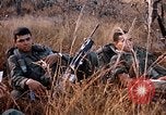 Image les soldats de l'armée américaine reposant et en patrouille au Vietnam le Vietnam du Sud, 1967, de la seconde 10 séquences d'archives historiques vidéo 65675070315